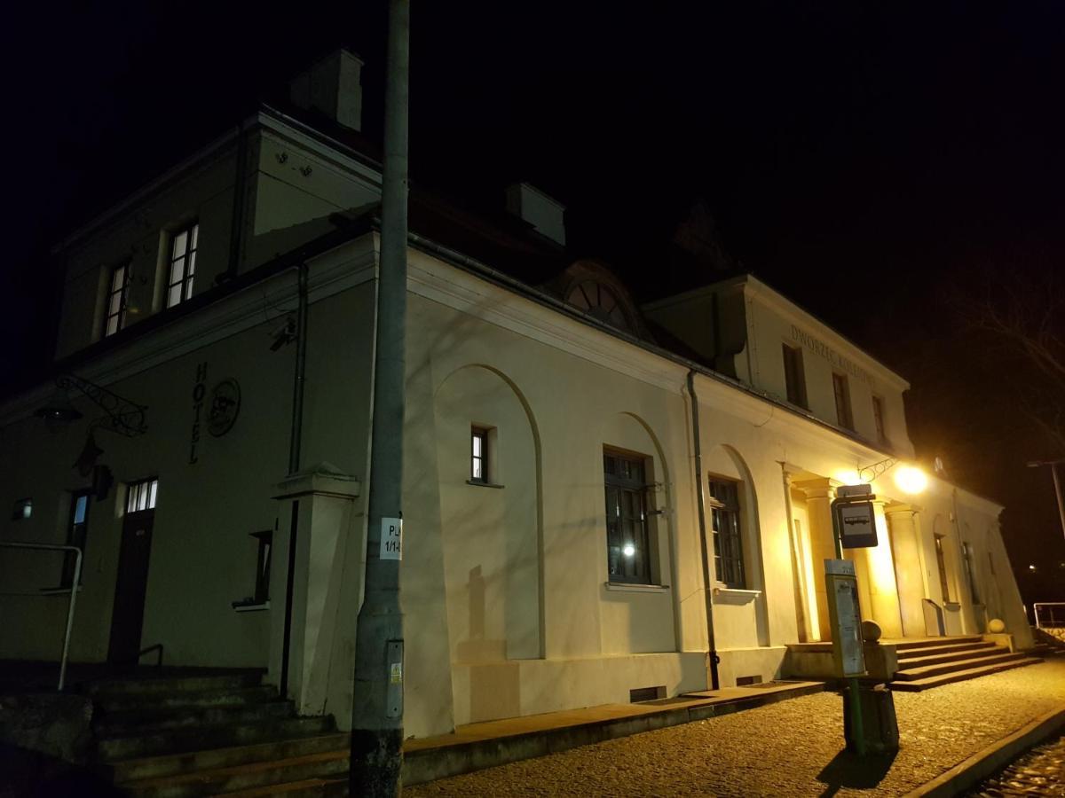 Quadrans Hostel And Caffee Na Dworcu Kolejowym Modlin 7 Min Jazdy Lotniskowym Autobusem Wahadlowym Nowy Dwór Mazowiecki エクステリア 写真